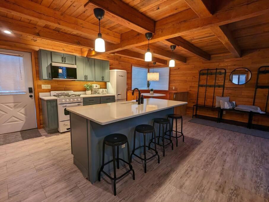 Base Camp Villa Cortland Exterior photo